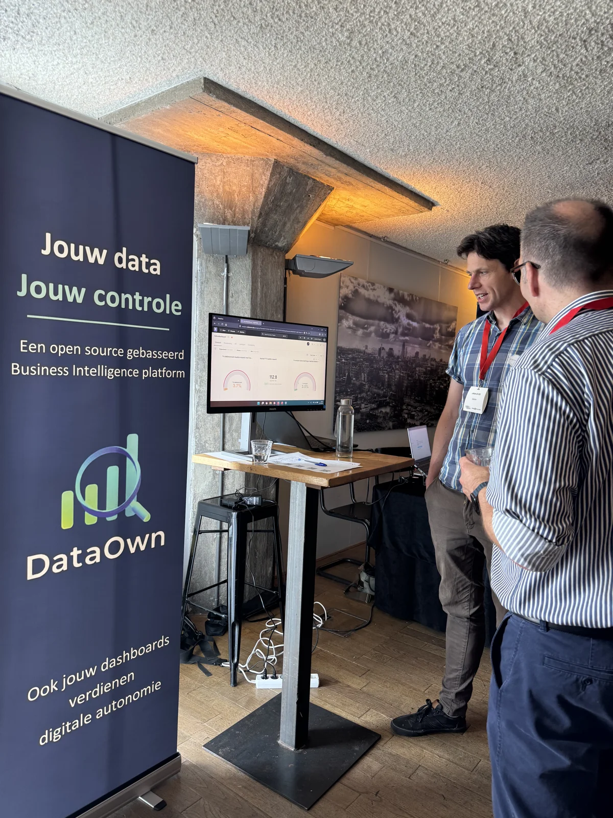 DataOwn demonstreert het BI-platform aan een bezoeker op een conferentie